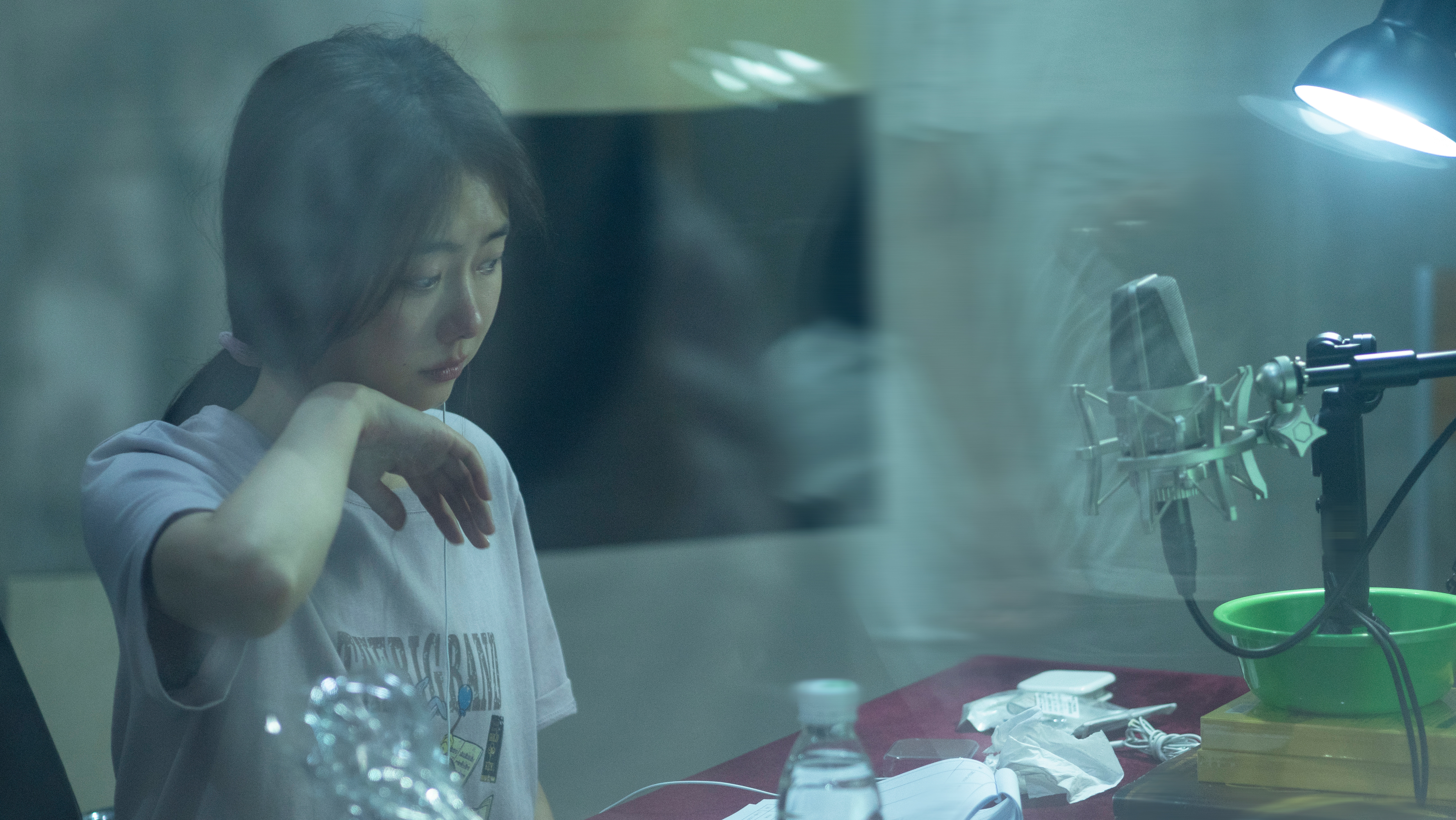 谭松韵 情绪入戏，记录沉浸式配音时刻🎙️用认真工作的两小姐开启美好的一周～ 