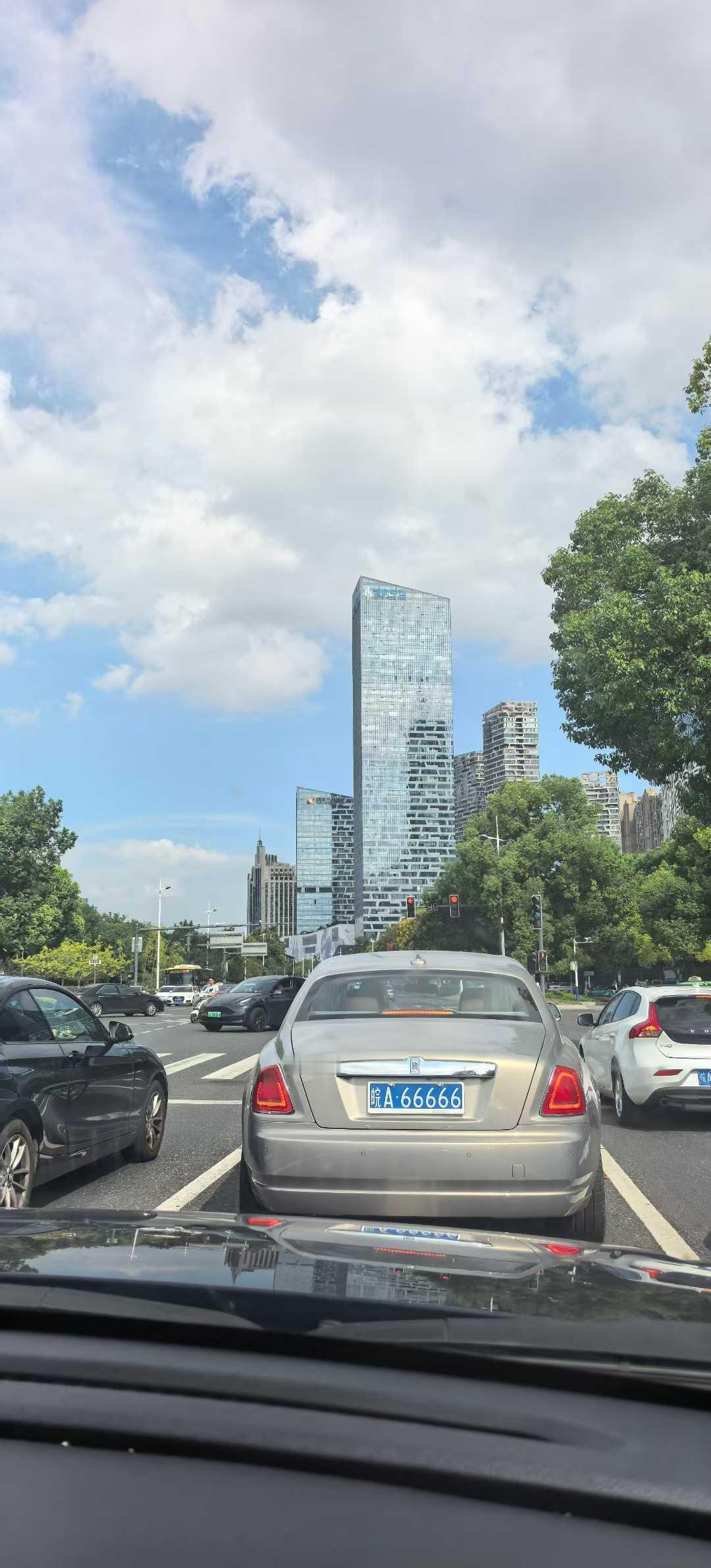 合肥车牌号皖A66666的劳斯莱斯车主，在这个大热天的中午也出来了，在政务区的街