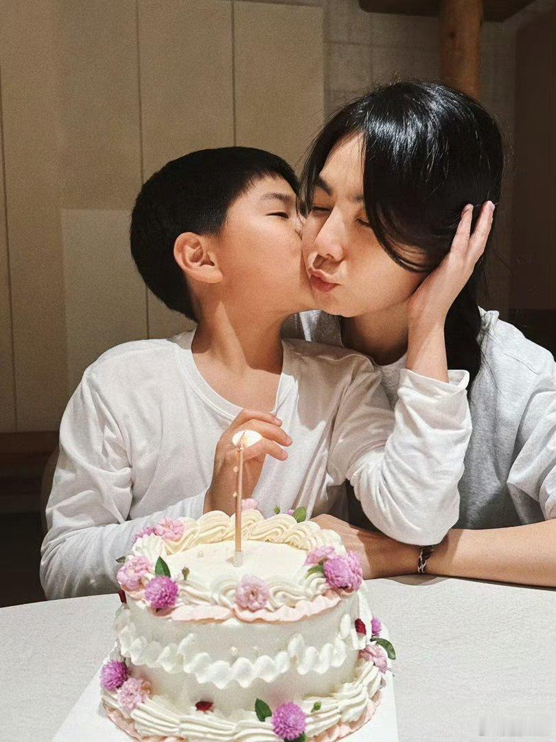 Ella儿子都九岁了Ella儿子9岁了 Ella儿子都九岁了，小男孩笑得一脸灿烂