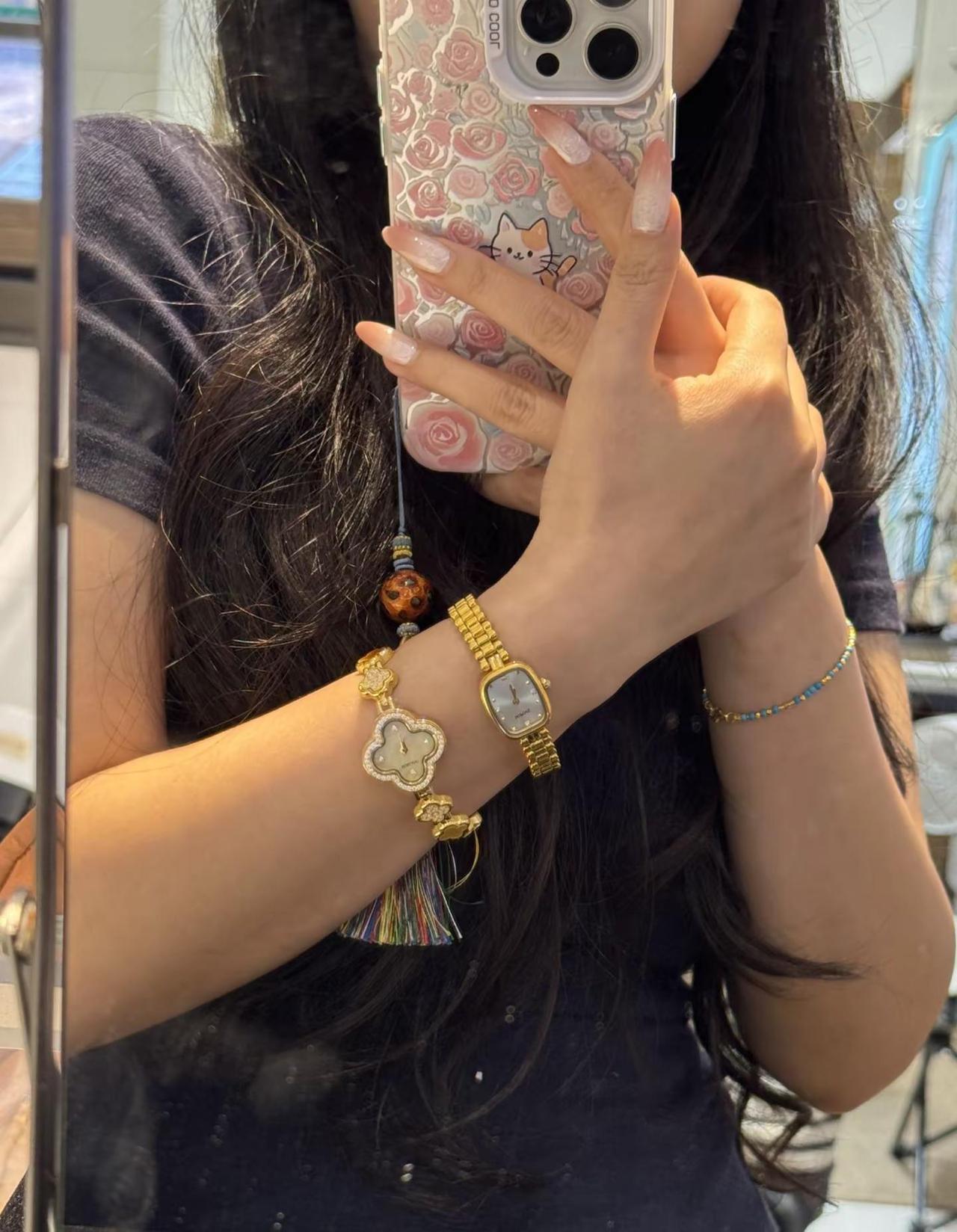 金贝黄金手表17克左右。姐妹们快看这款爆款四叶草黄金腕表！整条全金链条，一边天然