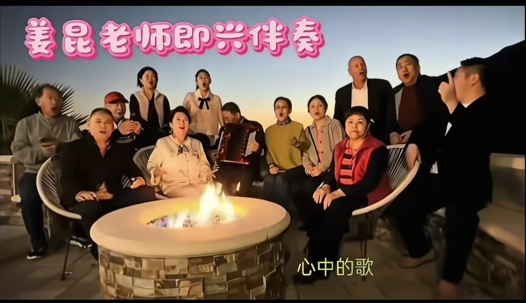 情之所至唱祖国

姜昆、巩汉林等几位演员，在加利福尼亚的豪宅中齐唱《我和我的祖国