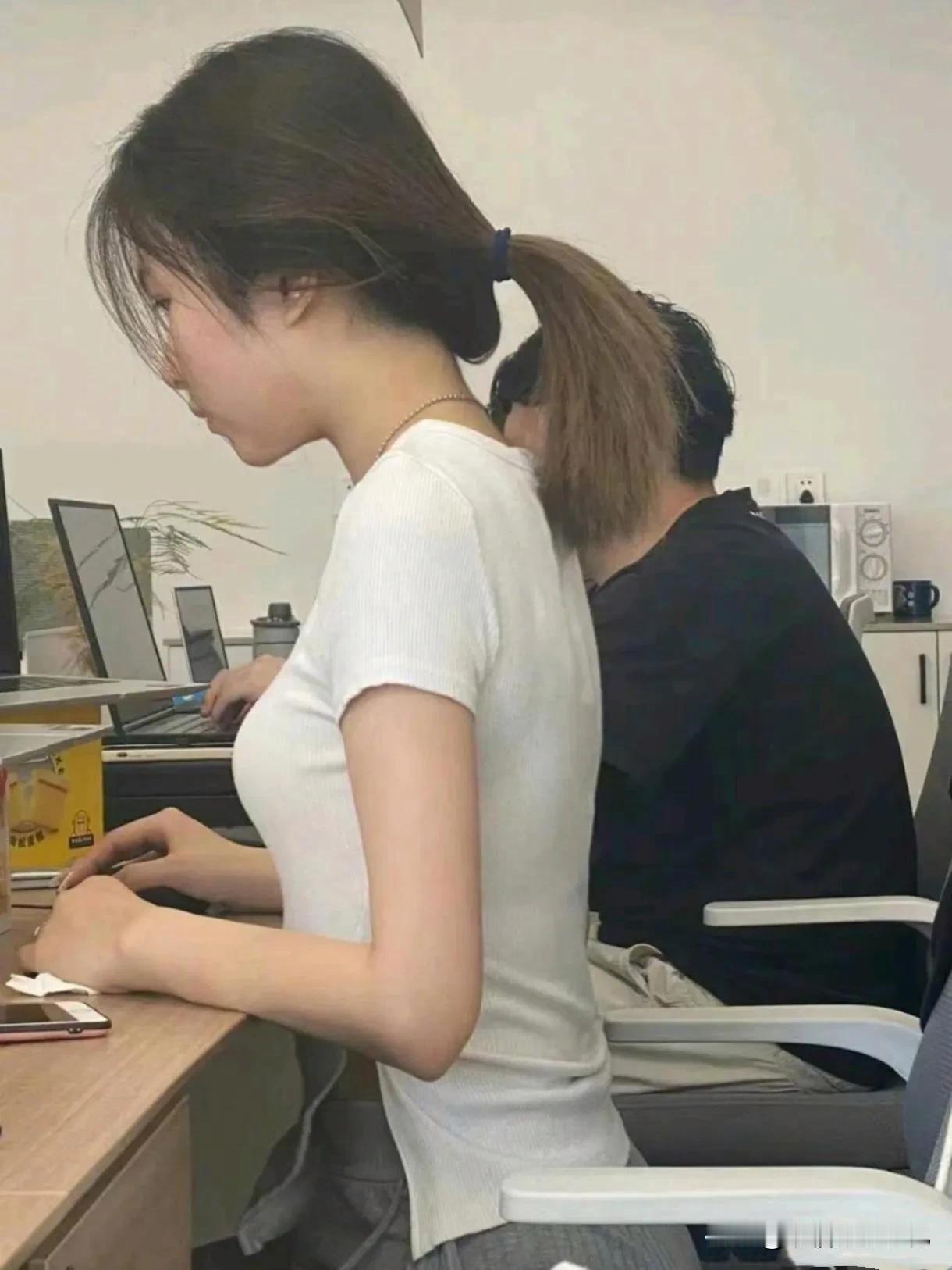职场女性，用微笑面对一切。