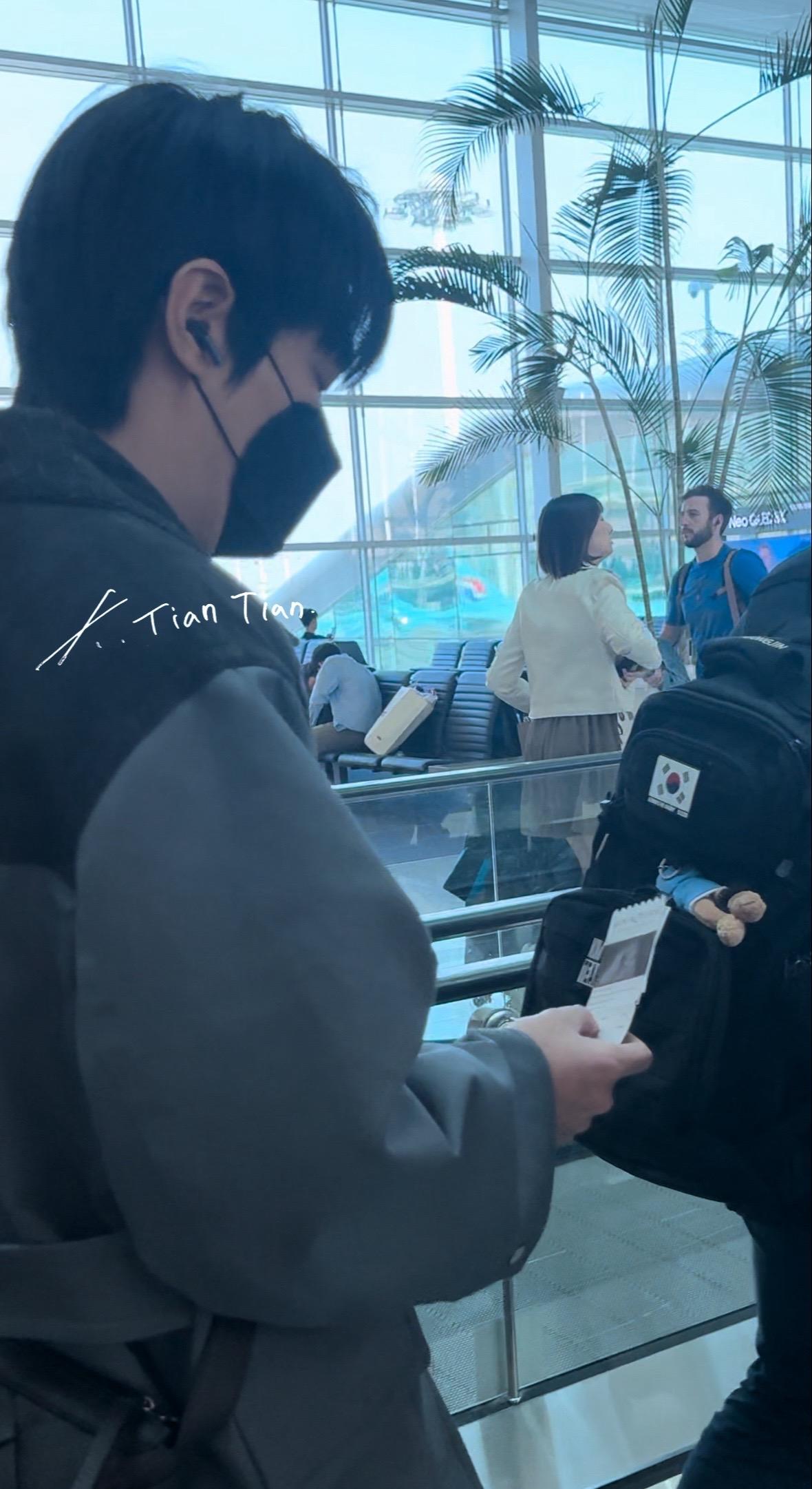 李敏镐就这样把我送的票根放进护照夹！！！全世界最好的宝宝啊啊啊啊啊啊啊啊