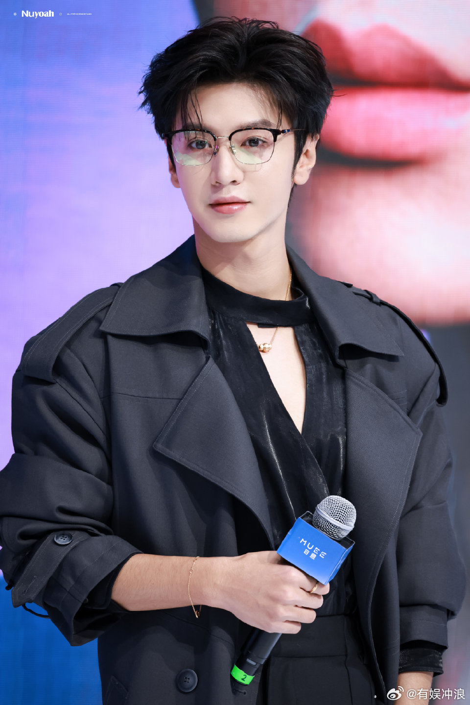 陈哲远长风衣V领眼镜陈哲远v领长风衣陈哲远v领长风衣，好帅，