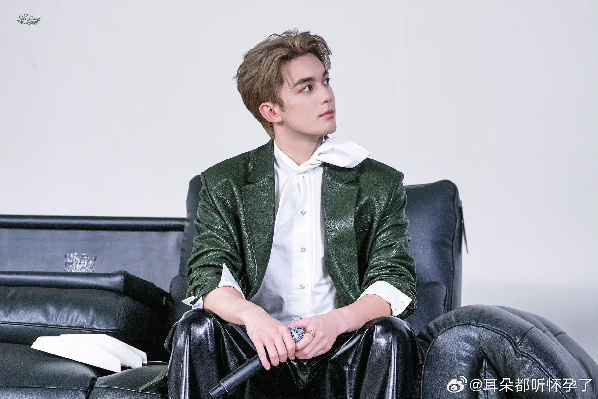 吴磊趁安保不注意来收粉丝信件 谁能拒绝细腻的温柔✨！明明要遵守现场秩序，却还是舍