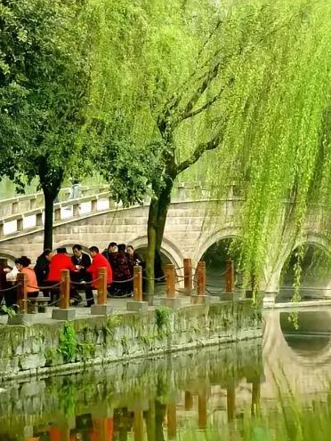 春雨多情绿大地，
秋风有意黄庄稼。
横批：《绿大地与黄庄稼》