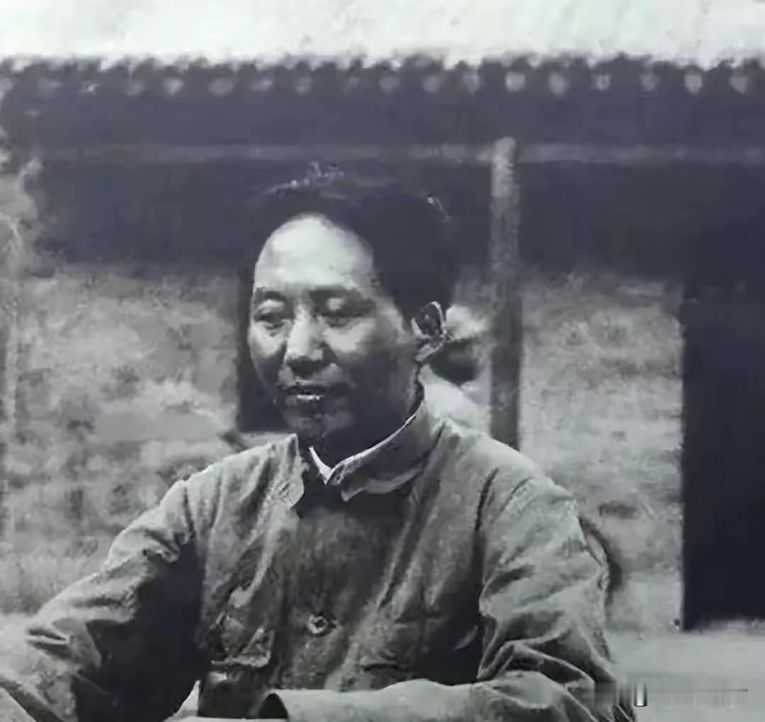 烽火岁月里，毛主席在陕北艰苦的环境中运筹革命事业。时而凝神思索，谋划救国方略；时