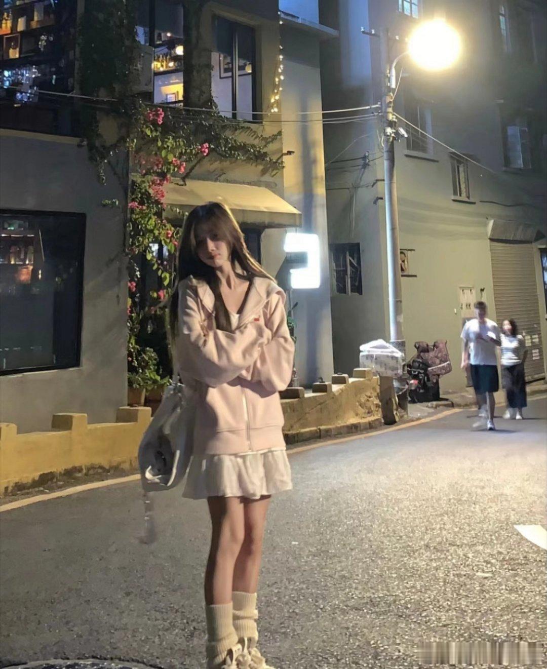 #为什么女生总觉得没衣服穿了#因为去年的衣服配不上今年的我[哈哈][哈哈][哈哈