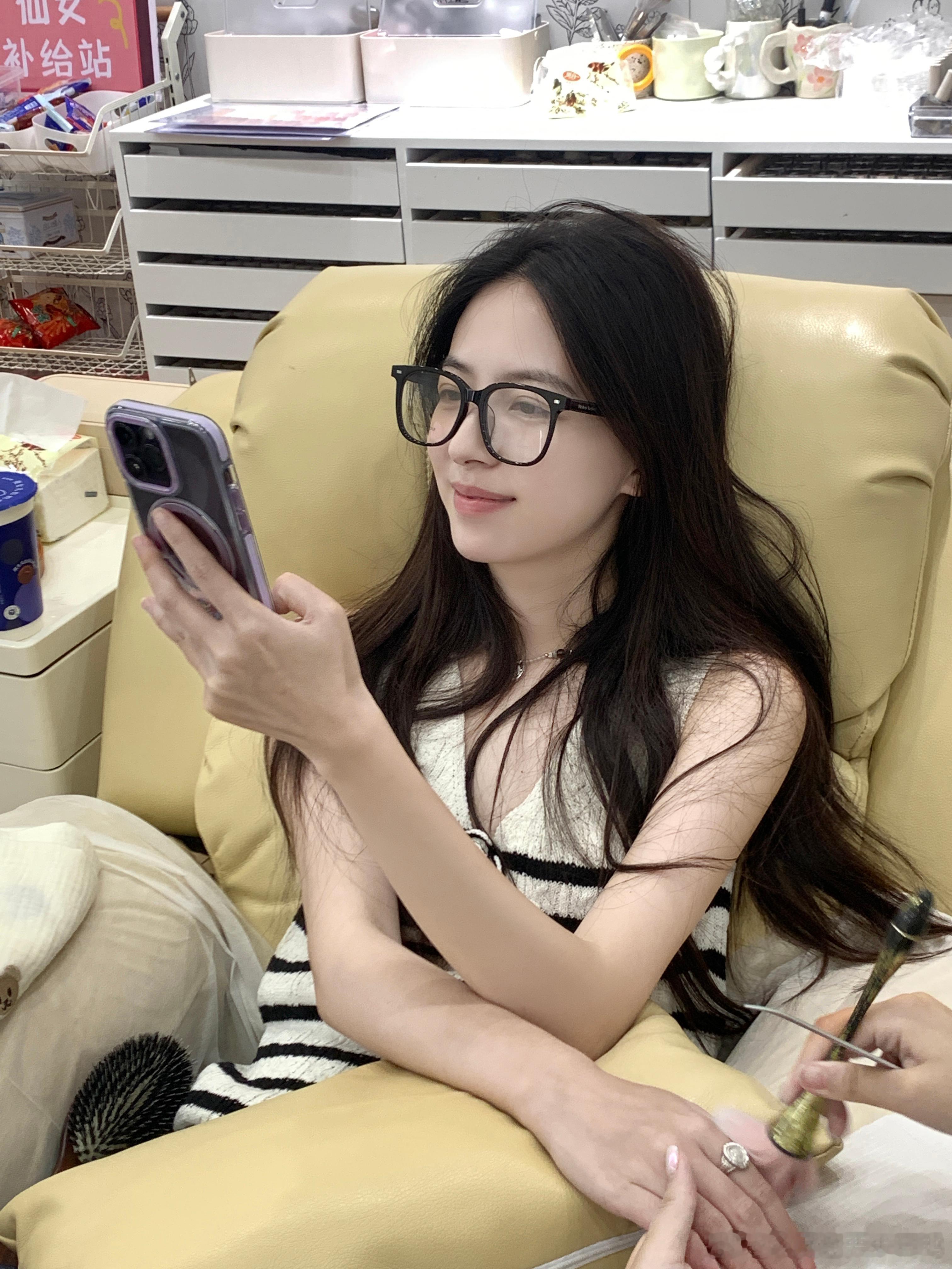下班后一起做点女孩子应该一起做的事！画了4个小时的狗哈哈哈我现在看到我的手心情就