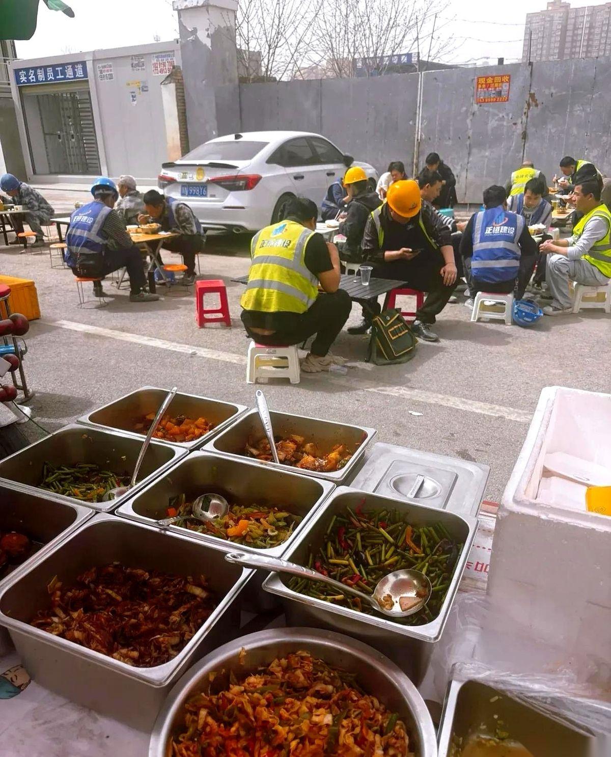陈立强把一个能赚50万的200人工地供餐合同推掉了。
全家都在骂他死脑筋，可他算
