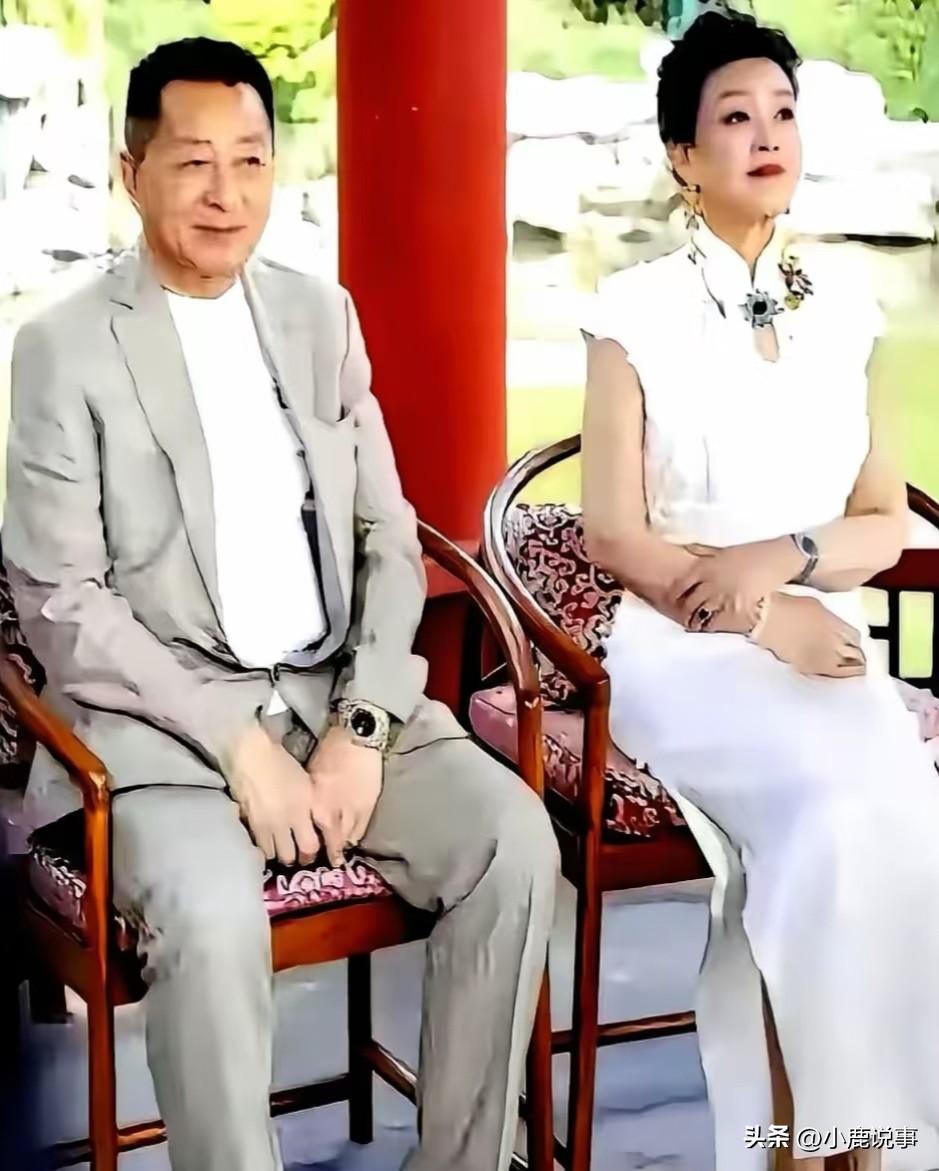 直播里汪则翰连说后悔，
看似简单一句话，藏着几十年的人生对比。

和张兰离婚近四