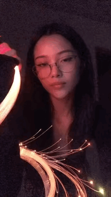 图一：我不知道有没有还记得，曾经玩过小姐姐手中这款玩具！以前都摆在书桌上。
图二