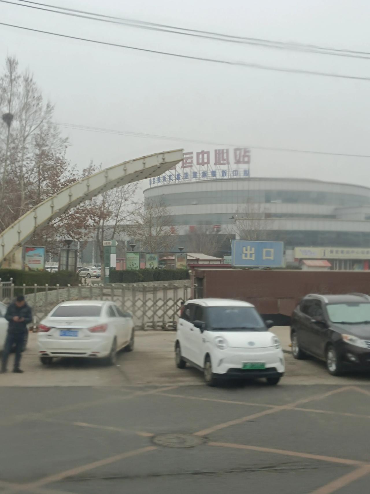 曾经的保定客运中心刚开始的时候人流量是多么的大啊，现在随着交通工具的发达，客运汽