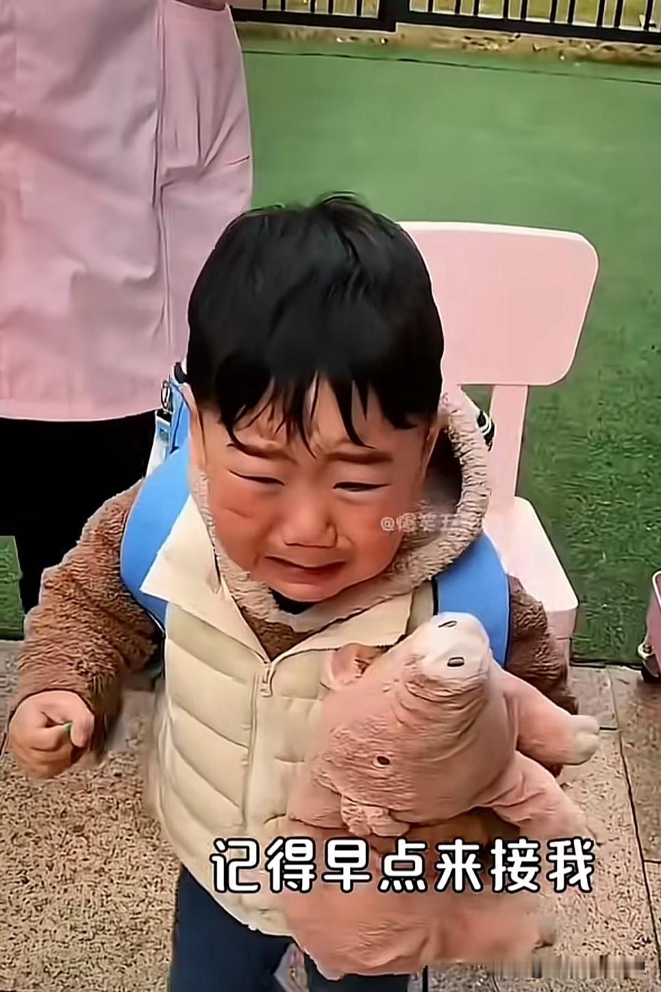 幼儿园开学第一天，看看宝贝们哭的撕心裂肺的真让人心疼！

今天是九月一号，学生们