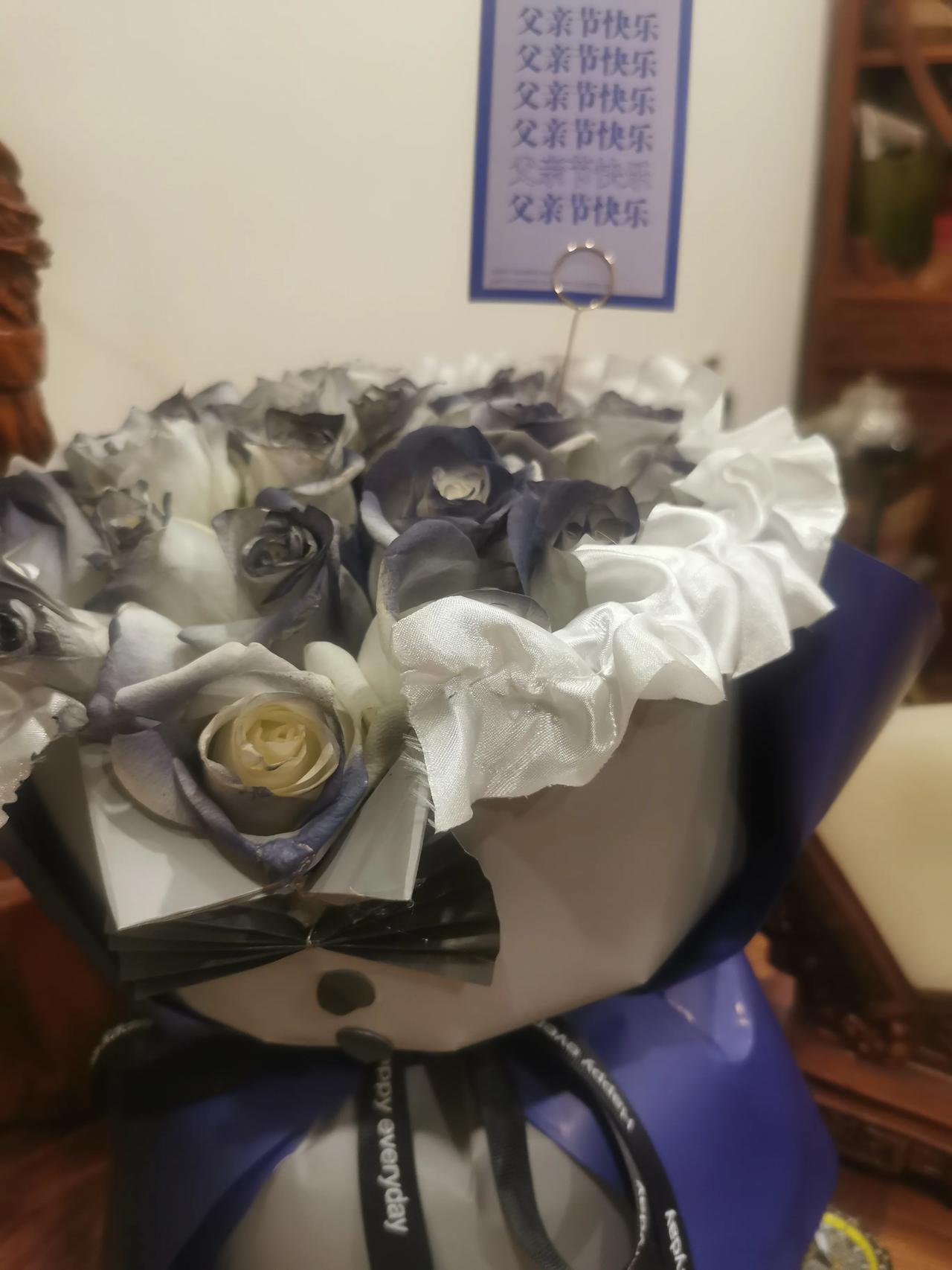 [心]鲜花情[心]
父爱重如山，
薪火孝相传。
花香传千里，
儿欢父心安！
今天