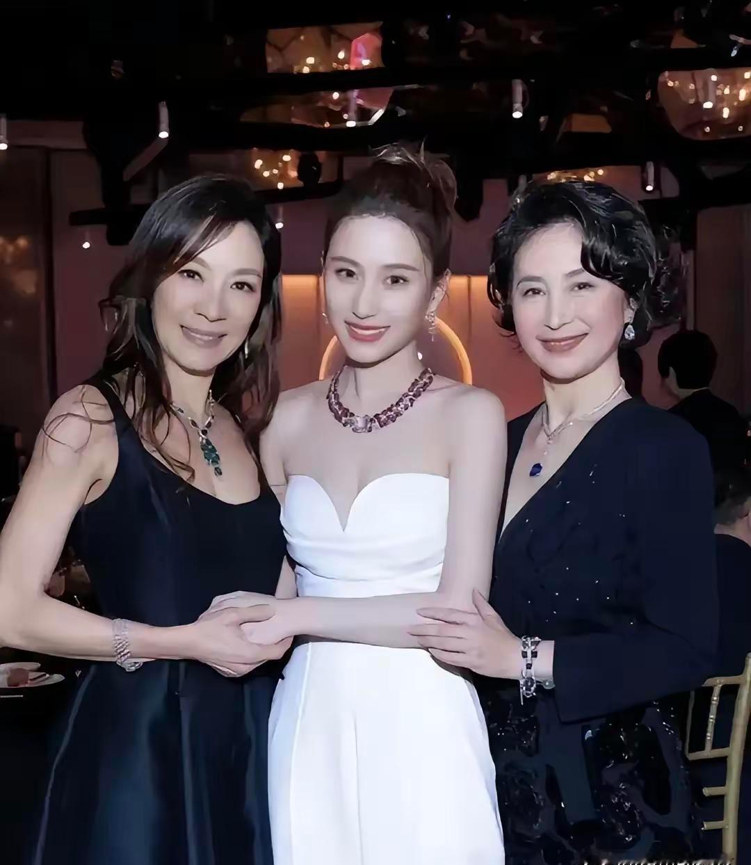 何超莲和窦骁，今天把账本摊在阳光下。
谁说结婚就得把钱包合二为一？
他们没合，也