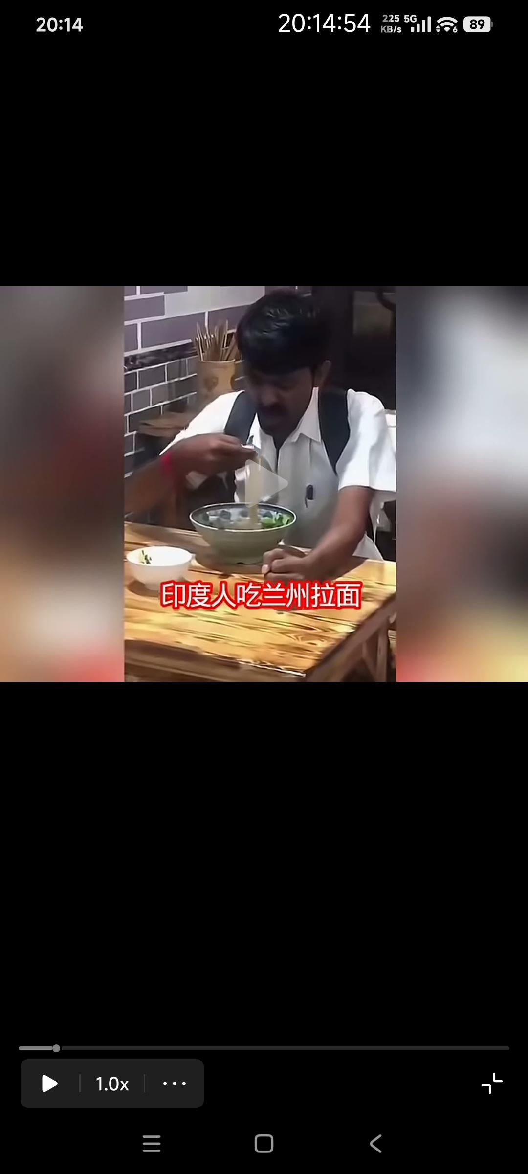 印度人在中国吃面，依然用手抓。

在印度世世代代都行手吃饭，突然之间也不会用筷子