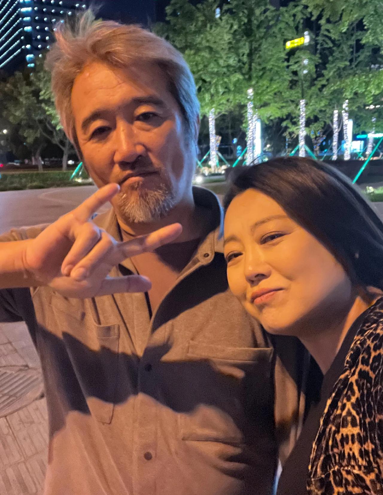 演员王茜华和老公晚间散步，老夫老妻的幸福生活朴素又真实。王茜华一头短发，清爽利落