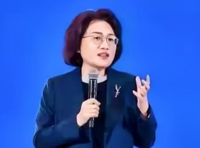 何庭波女士可能怎么也没想到！
 
她信心满满地发布了震惊全球的"韬（τ）定律"，