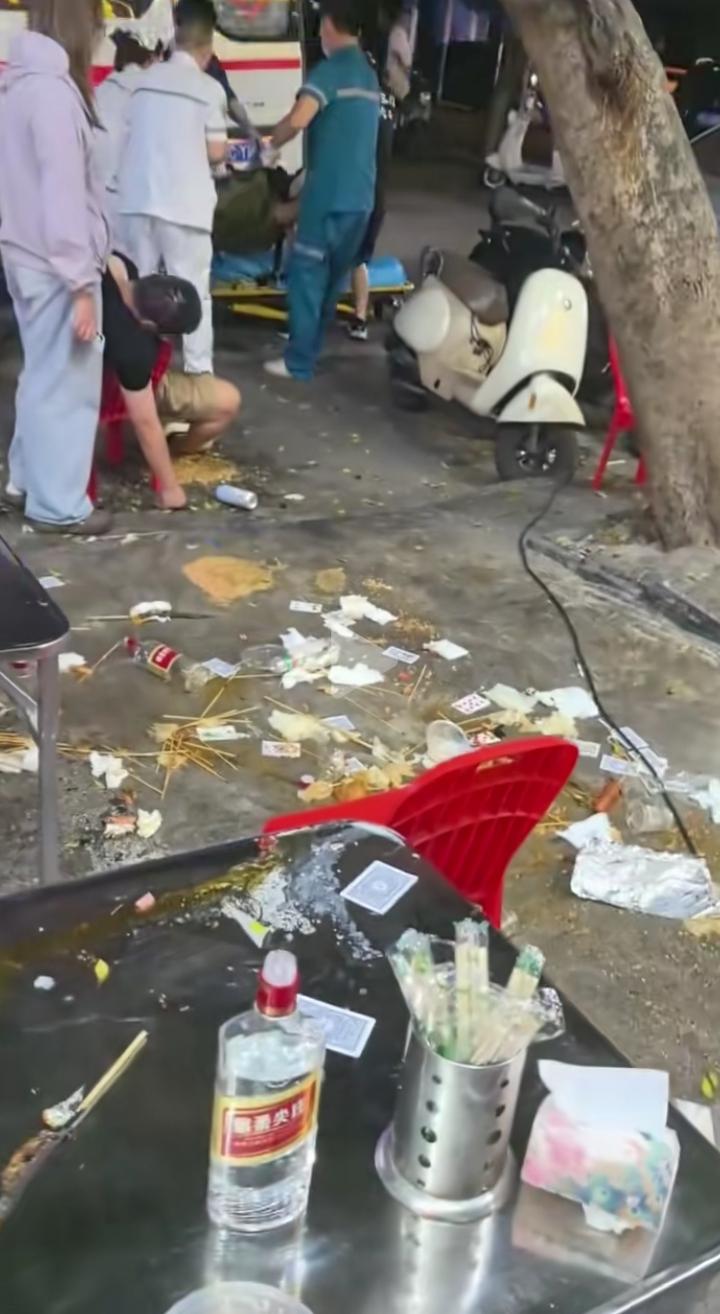 昨晚小区楼下一烧烤店发生意外，一群男人凌晨吃烧烤喝酒！喝到了好几个！其中有两个男