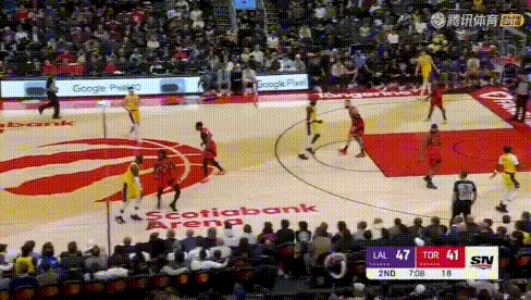 被针对？詹姆斯频繁找裁判要犯规！
图1：脱手后不满，看向替补席要挑战摊手；图2：