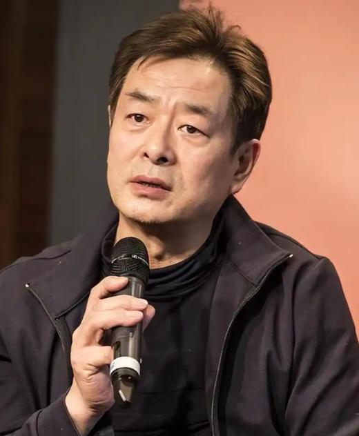凌晨1点的北京，谁也没有想到，72岁的濮存昕竟用一根布绳，将自己与94岁的老母亲