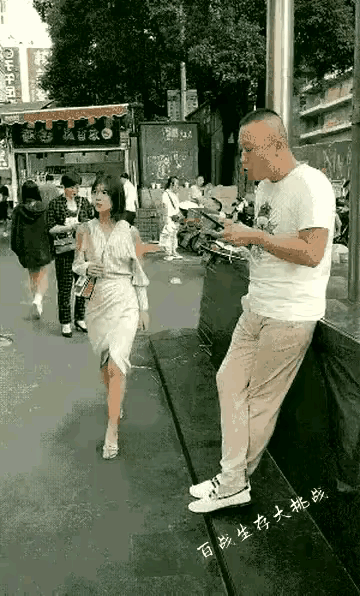 漂亮女人就是吃香呀😆