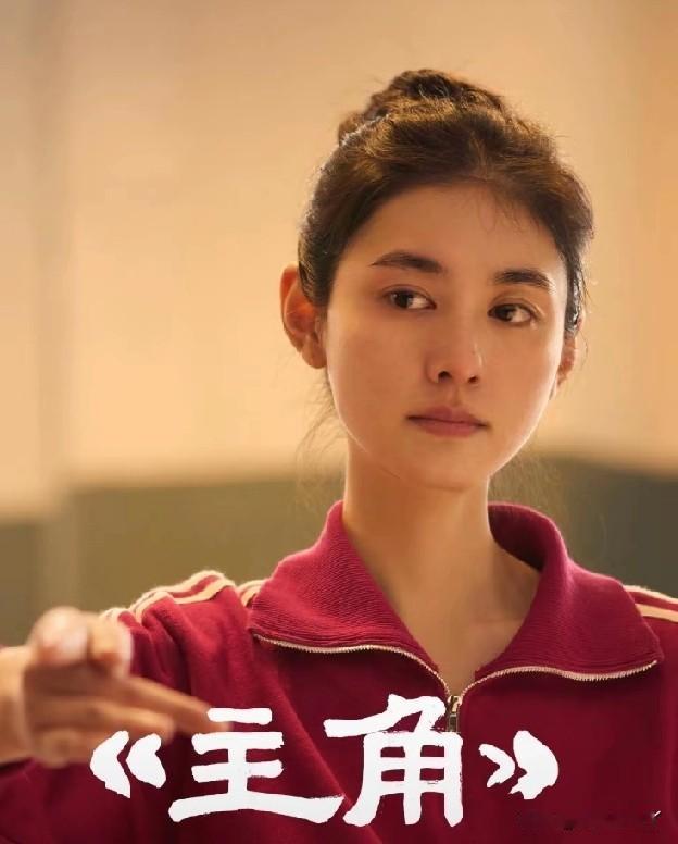 亲爹是银行行长，亲妈是文化馆的文艺骨干，楚嘉和长相出众，嗓子也亮，身段也是拔尖的