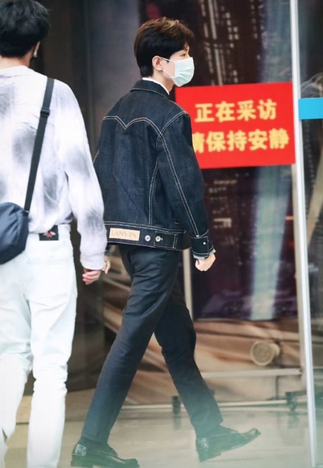 [吃瓜]成毅今天在上海参加什么采访活动？关于深潜的？ 