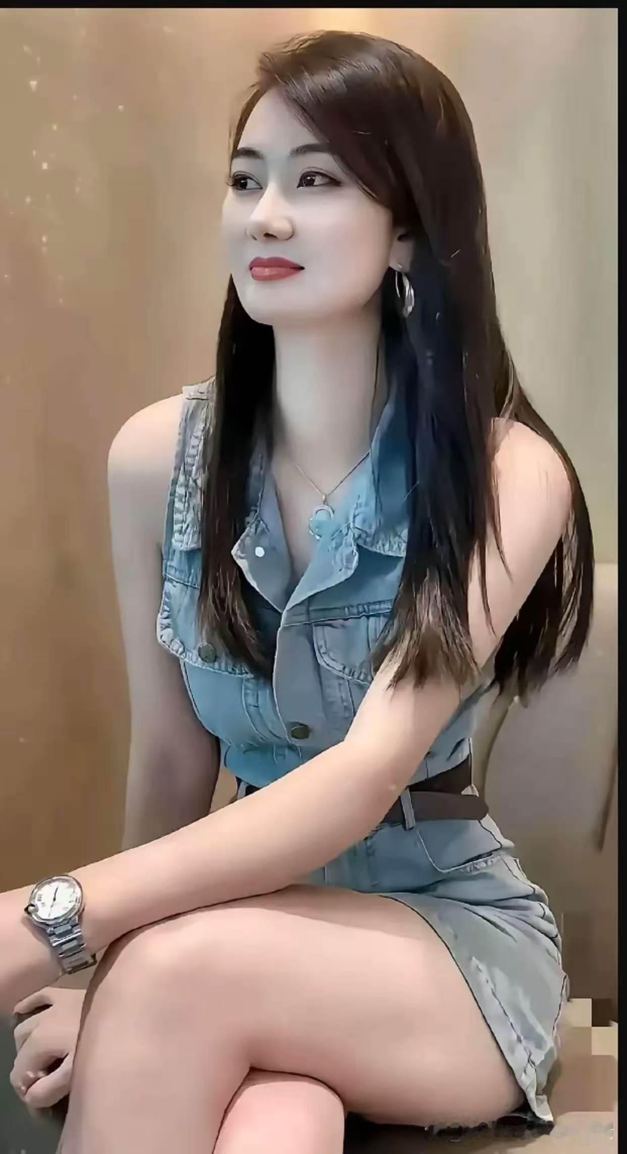 塞鸿秋·自适
管他甚玉盘金盏多妍丑，
由它去铁鞋芒履争先后。
非轨道且向苍茫走，