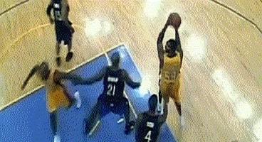 你可能没想到，一次简单的肢体接触竟然成为篮球圈中的经典瞬间。

事件发生后，这次