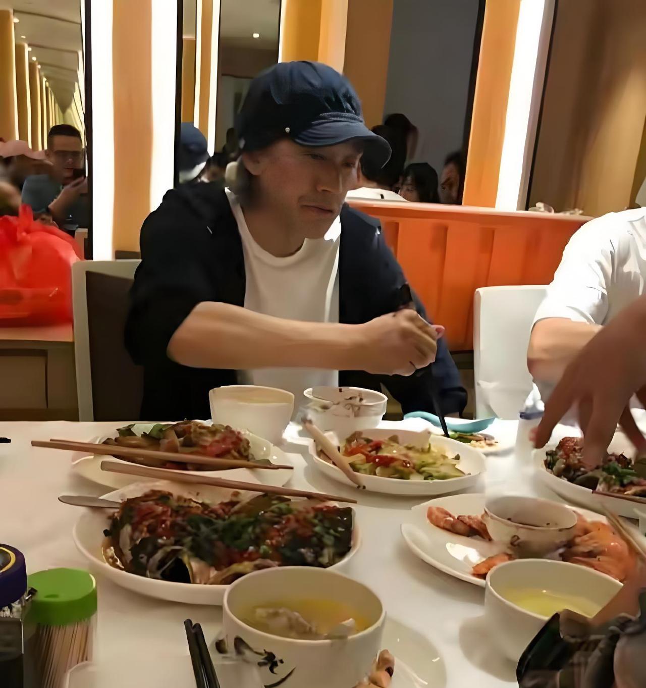 刘嘉玲透露周星驰来家中做客吃饭时全程沉默，吃完饭就走，梁朝伟安静陪在一旁
周星驰