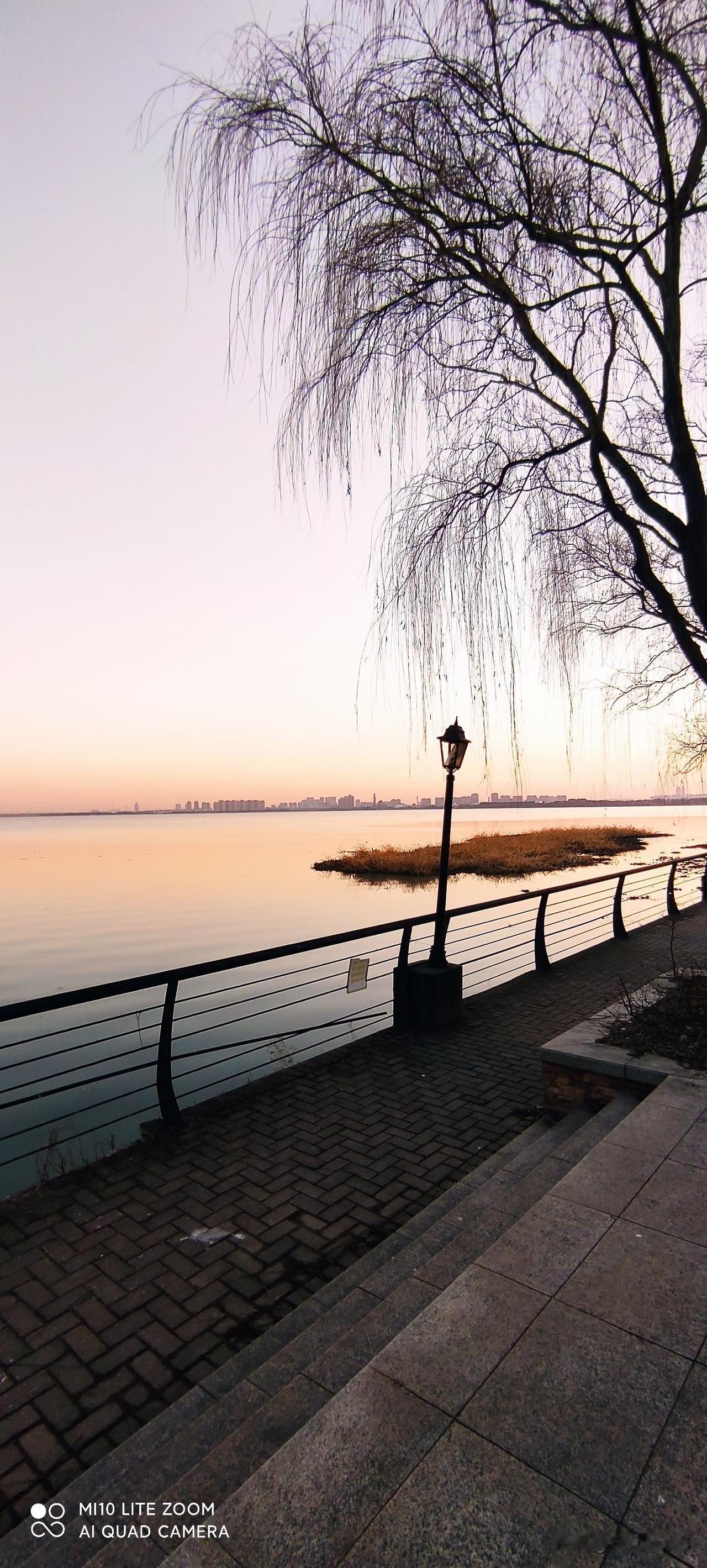 《无题》
多情无奈
无情孤怀
何须事事论成败
扫尘埃，踏阴霾
款步徜徉云天外
沿