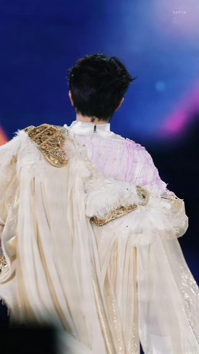 周深携巨型仿生兽来广州了五月天给周深送花篮 时隔六年重返广州开唱，巨型仿生兽舞台