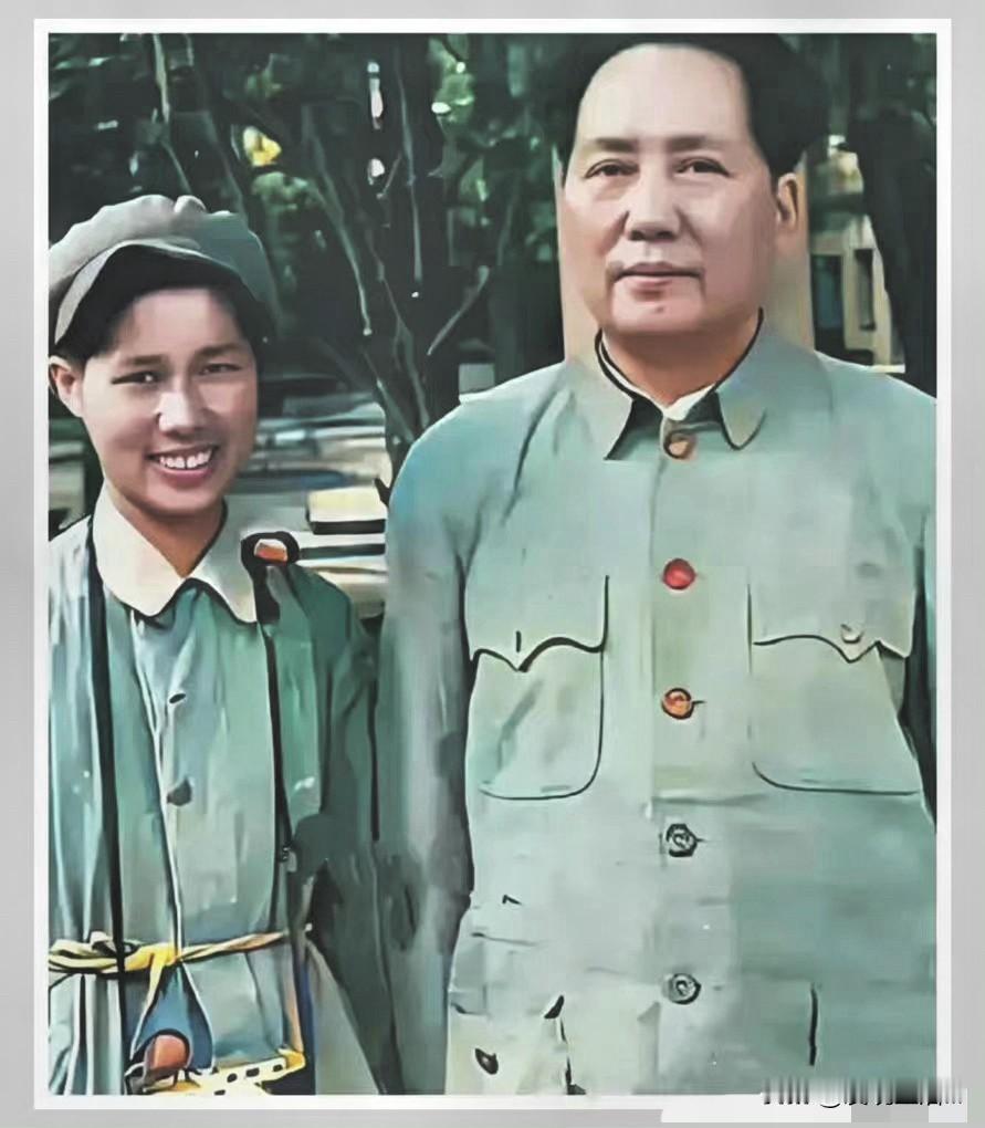 仔细看教员的上衣，让人泪目，4个衣兜两个没有扣子，并且5个扣子4种颜色，每一种颜