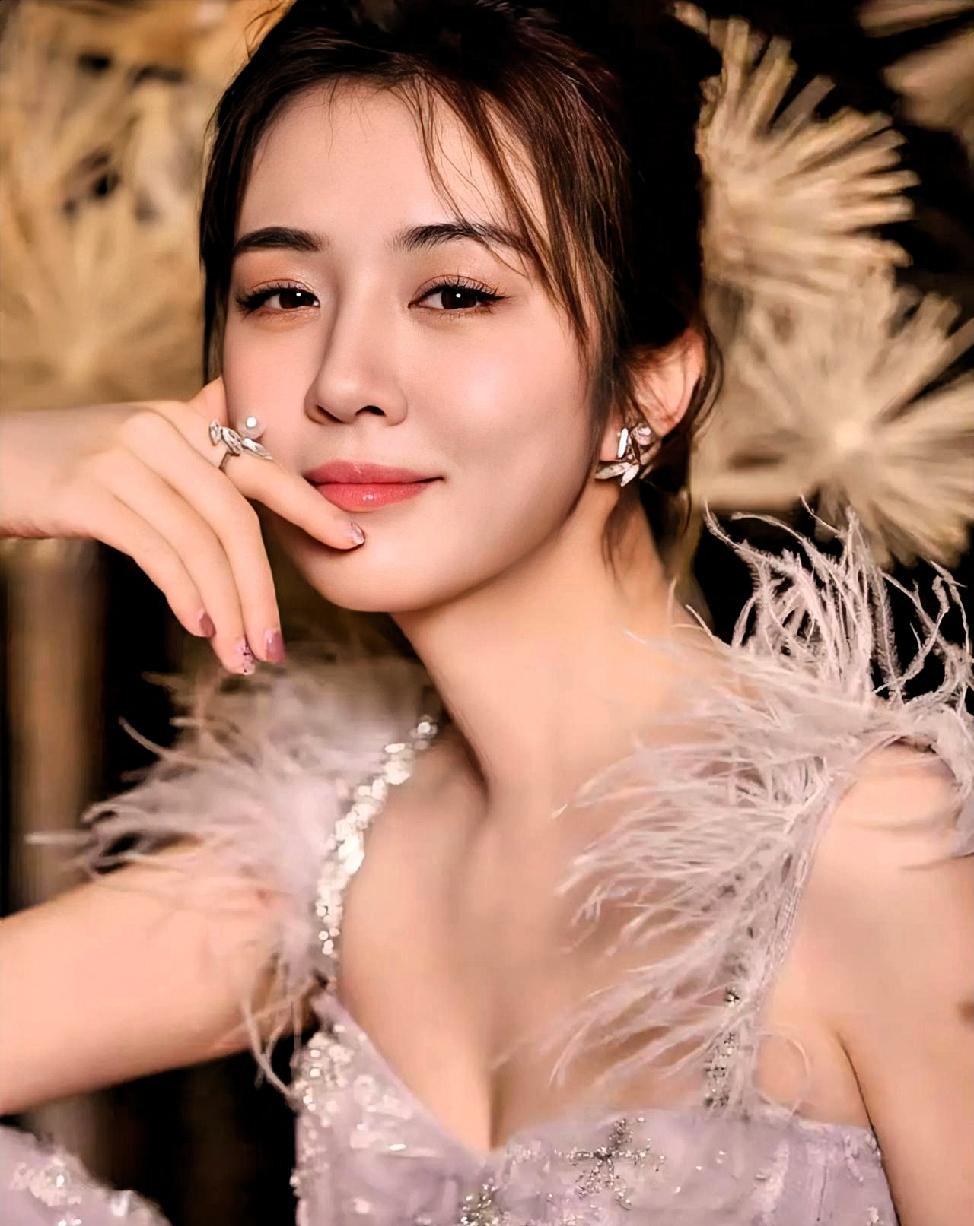 王晓晨输液手肿成蹄问“人心呢”，俞灏明正发九宫格庆祝出道19周年。

昨天下午她