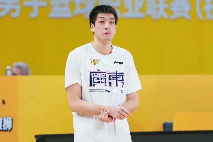 陈正昊：健康的广厦能和任何强队抗衡 广东和赛季初不可同日而语，其实许忠豪的动作一