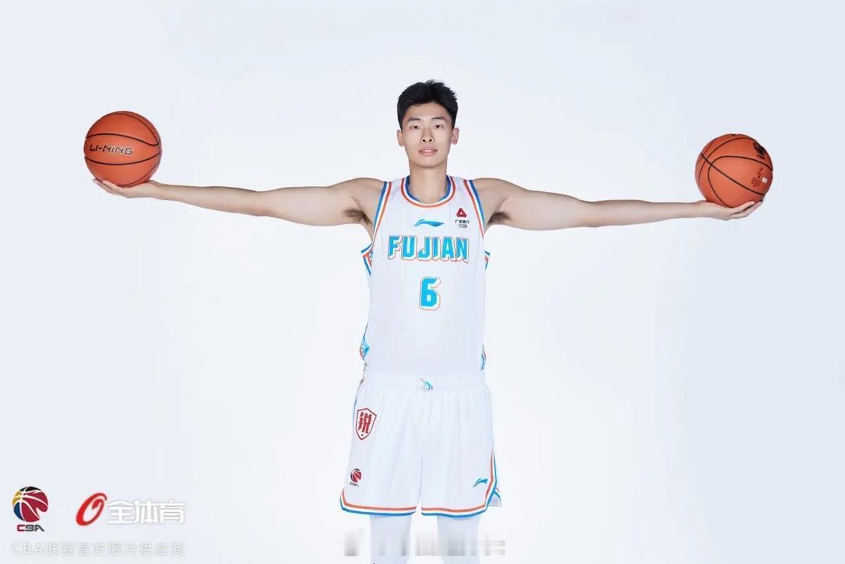 据探长了解，福建男篮与邹阳签下两年B类续约合同。2024-25赛季，邹阳为福建男