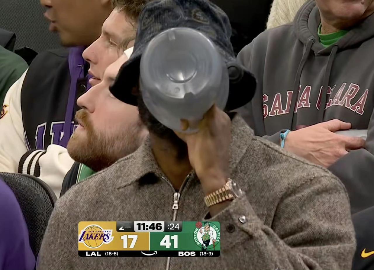 詹姆斯狂喝水也挡不住湖人崩溃啊！两队差距来到28分，今天不会输50分吧？