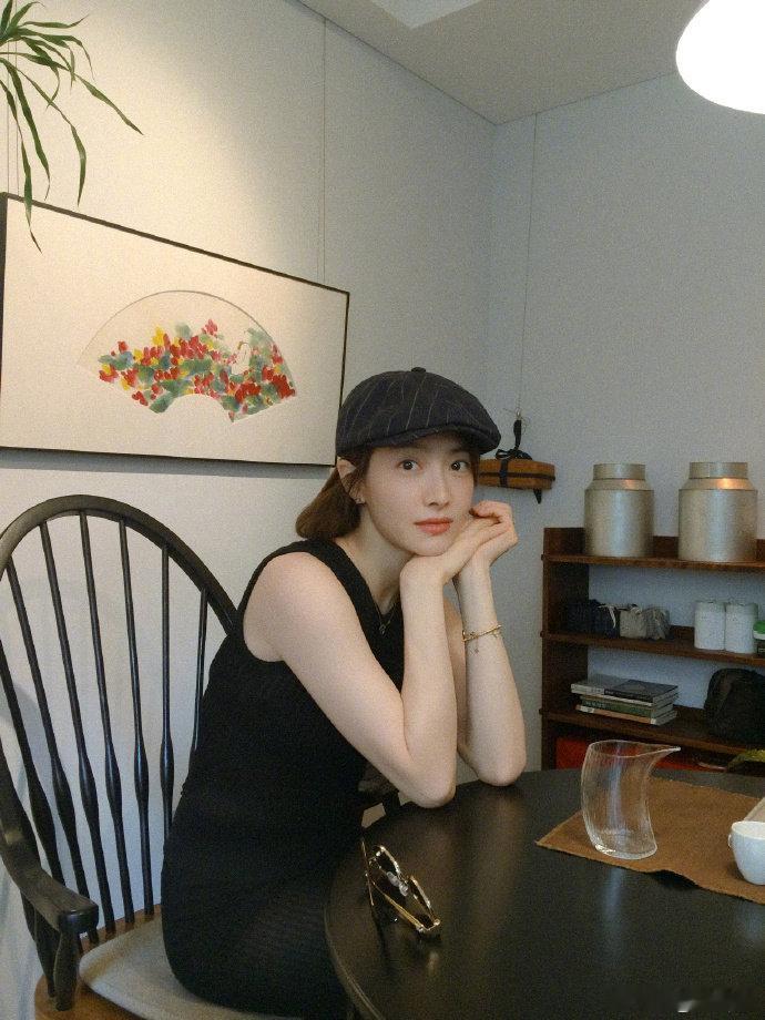 宋茜小时候就很会摆pose 宋茜童年旧照曝光！小小一只穿着裙子站在楼梯上，抬手撩