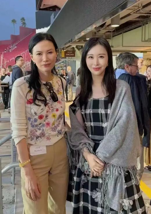 田朴珺自诩为女强人，即使没有王石，她也能成功。
就和当年的邓文迪一样，不靠默多克