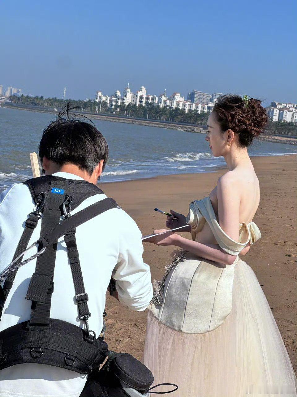 童瑶风格大变童瑶海边路透美翻了！立体玫瑰纱裙轻盈浪漫，海风拂纱笑意盈盈，举手投足