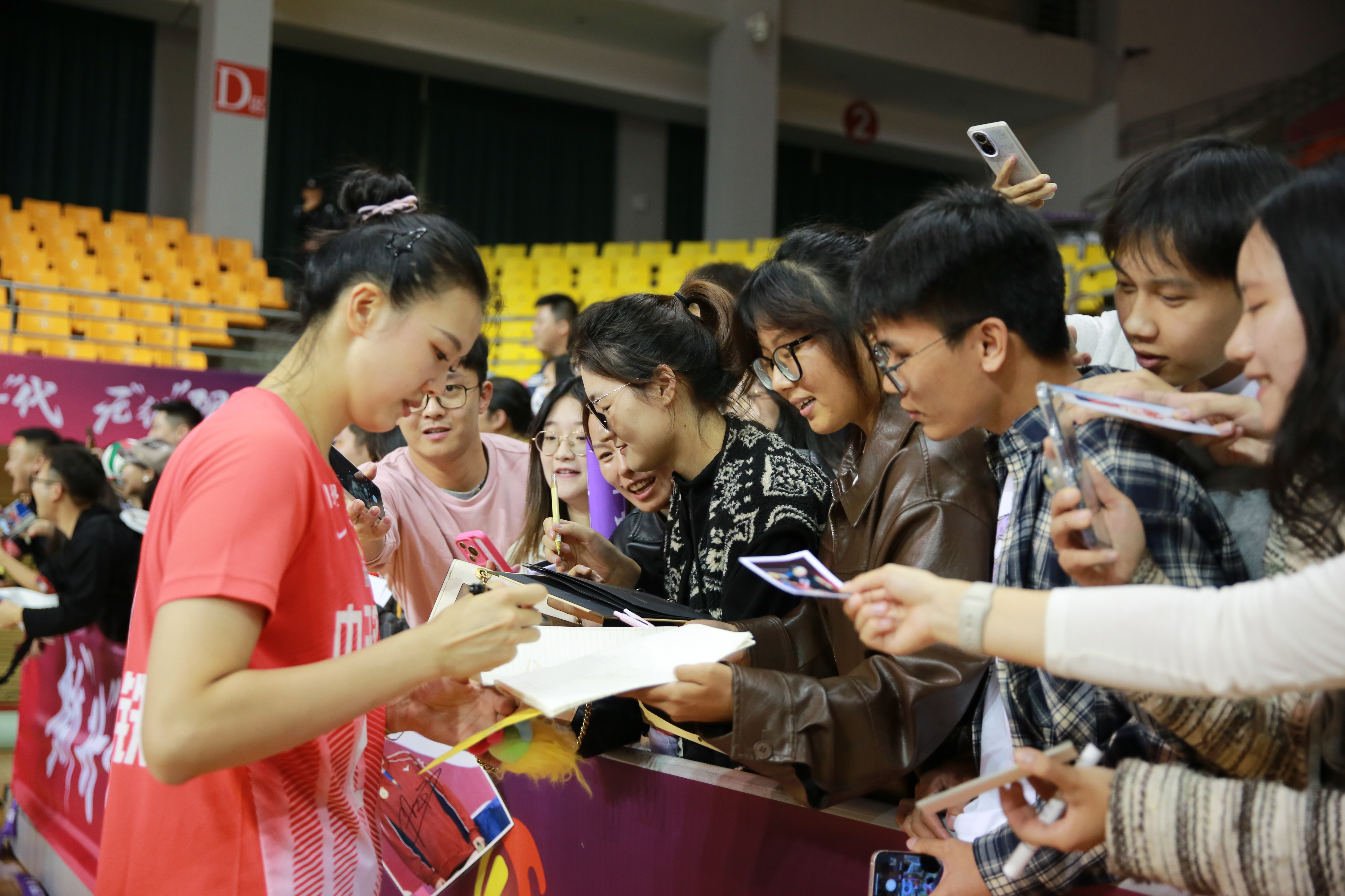 #江苏女排[超话]#  原图无水印 谁在合影里的自己下载[心] ​​​