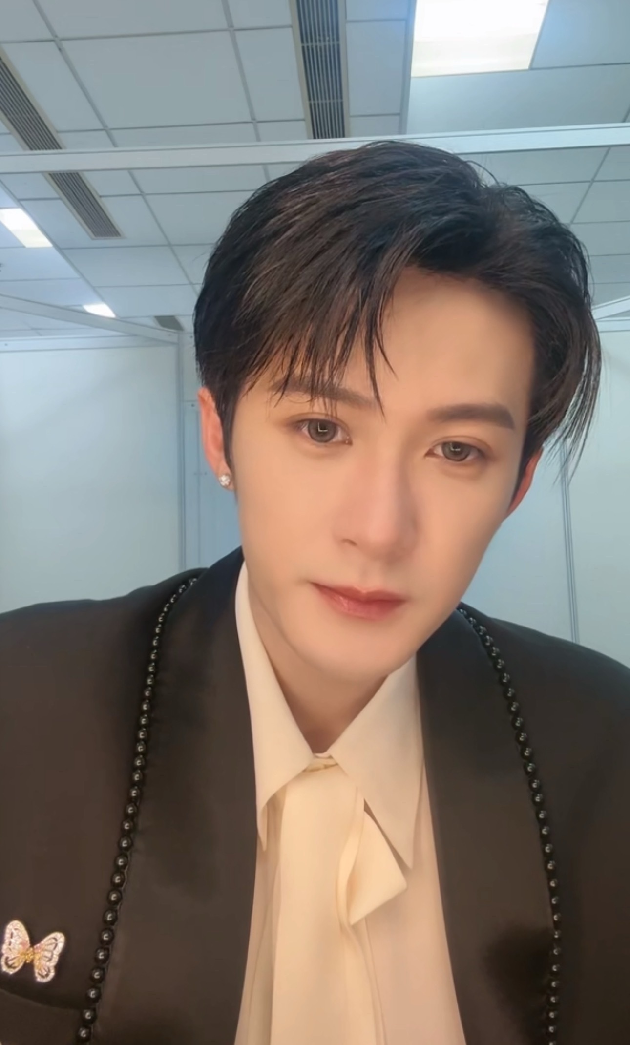 帅的我要崩溃了艹 ​​​
