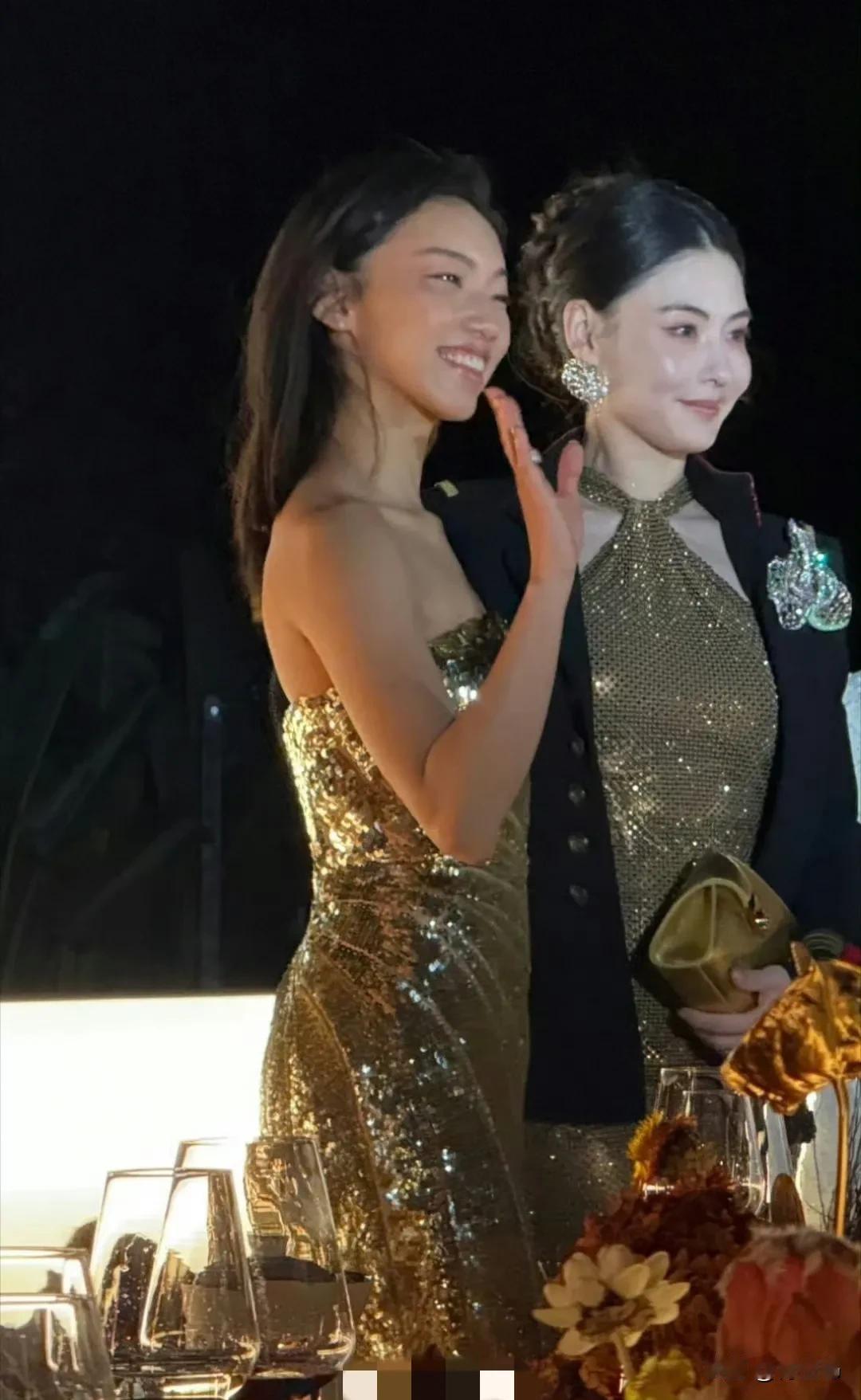 娜儿那茜看着黑黑的，但是和张柏芝站一起也挺有魅力的，至少很有特点，不会让人忽略她