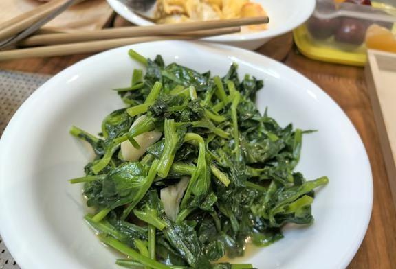 上海好大的闪电
就刚刚，陆续两道大雷。在屋子里都能感觉到外面天空闪亮了[捂脸]这