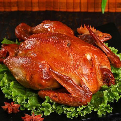 地理冷知识黑龙江美食 哈尔滨熏鸡:熏鸡，不是烤，不是炖，是熏。鸡收拾干净，放锅里