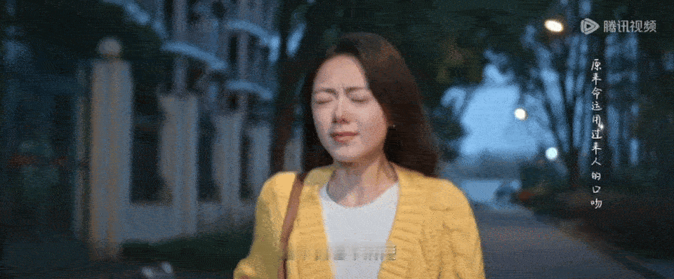 赵今麦把暗恋的甜与涩演活了 聂曦光的暗恋是玻璃纸里的星星糖。赵今麦演绎时既保护了