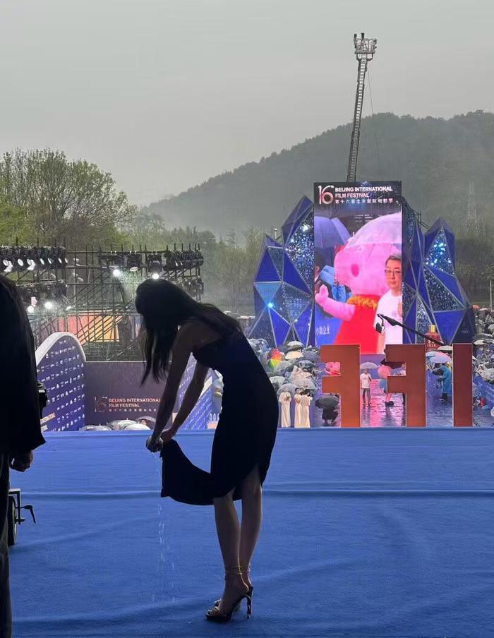 刘浩存红毯淋雨湿身引热议：没有精致妆容，却赢了全场掌声？
【引言：一场暴雨，照出