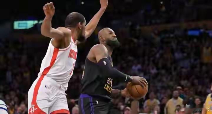 詹姆斯暴扣杀死比赛湖人球迷今天可以把年夜饭提前端上来了！4月22日主场101-9